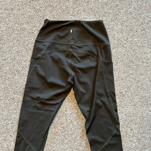 Acura Vibe Camo Green side pocket Legging - Picture 5 of 9